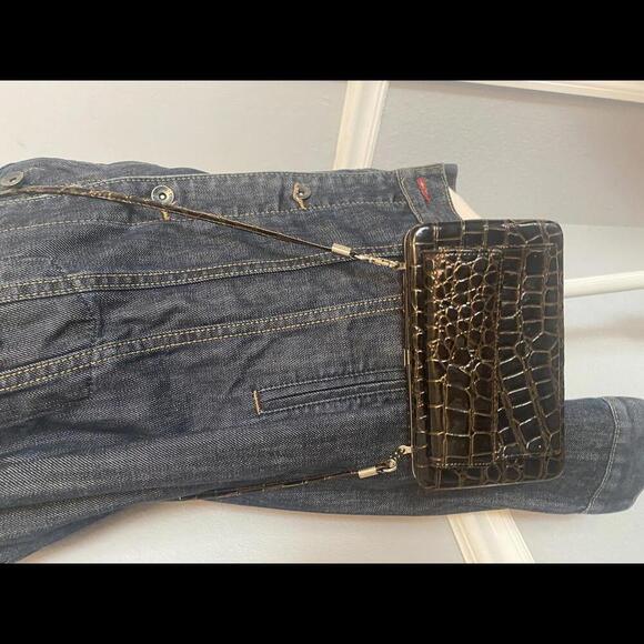 Stylish Brown Croc-Embossed Crossbody Bag - Picture 1 of 9